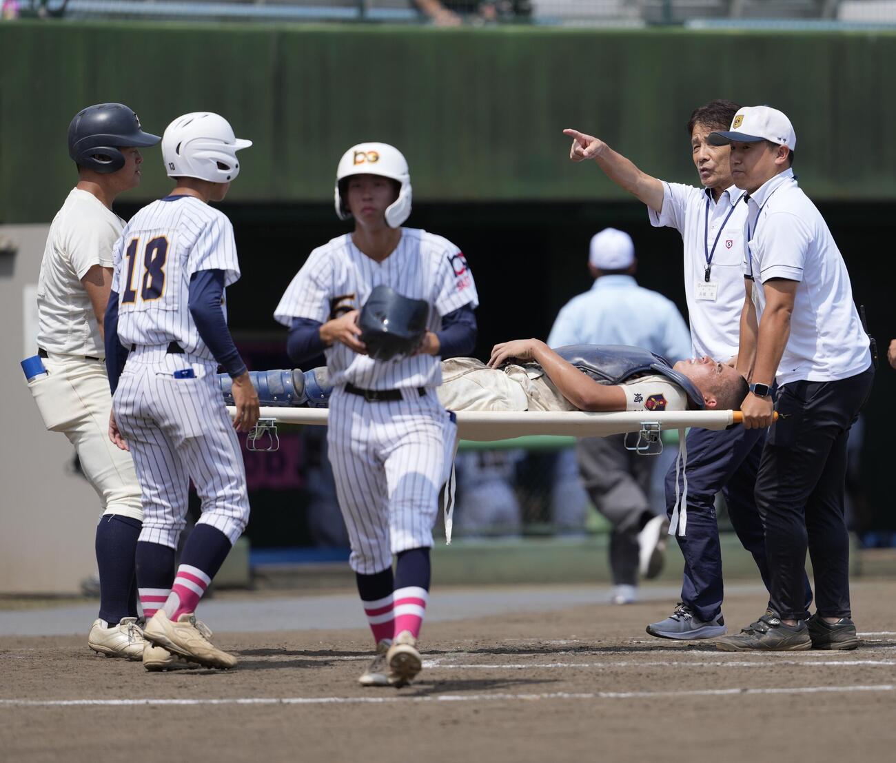 上尾対細田学園　8回表細田学園2死二、三塁、担架で運ばれる上尾・並木慎之介（撮影・小島史椰）