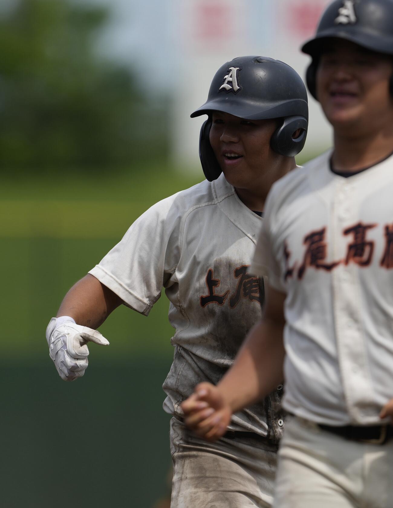 上尾対細田学園　9回表上尾2死一、二塁、適時打を放ち笑顔を見せる菊池龍希（撮影・小島史椰）