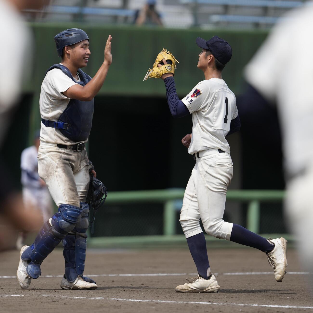 上尾対細田学園　細田学園に勝利しタッチを交わす並木慎之介（左）と辻岡瑛人（撮影・小島史椰）