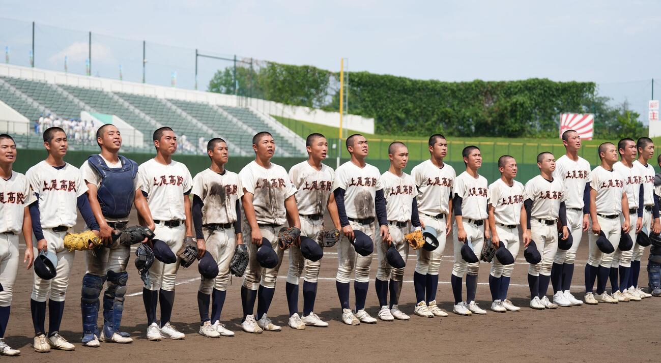 上尾対細田学園　細田学園に勝利しスタンドにあいさつする上尾の選手たち（撮影・小島史椰）