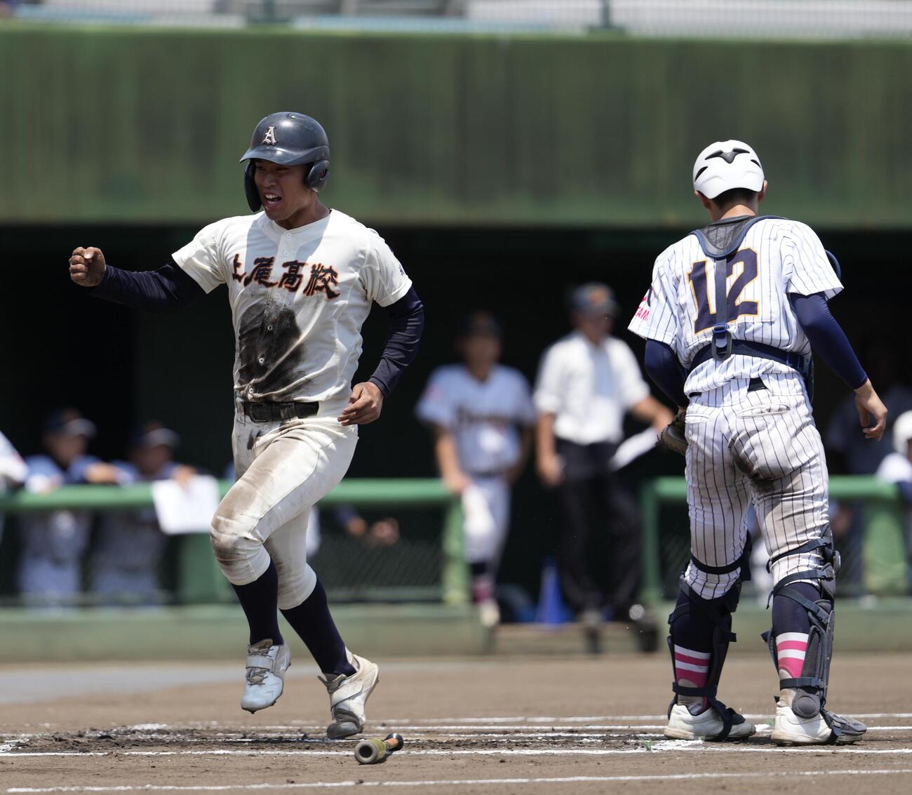 上尾対細田学園　6回表上尾1死一、三塁、北村優真のスクイズで生還しガッツポーズをする関谷武志（撮影・小島史椰）