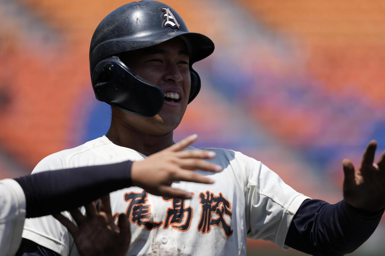 上尾対細田学園　6回表上尾1死一、三塁、北村優真のスクイズで生還しナインから祝福される関谷武志（撮影・小島史椰）
