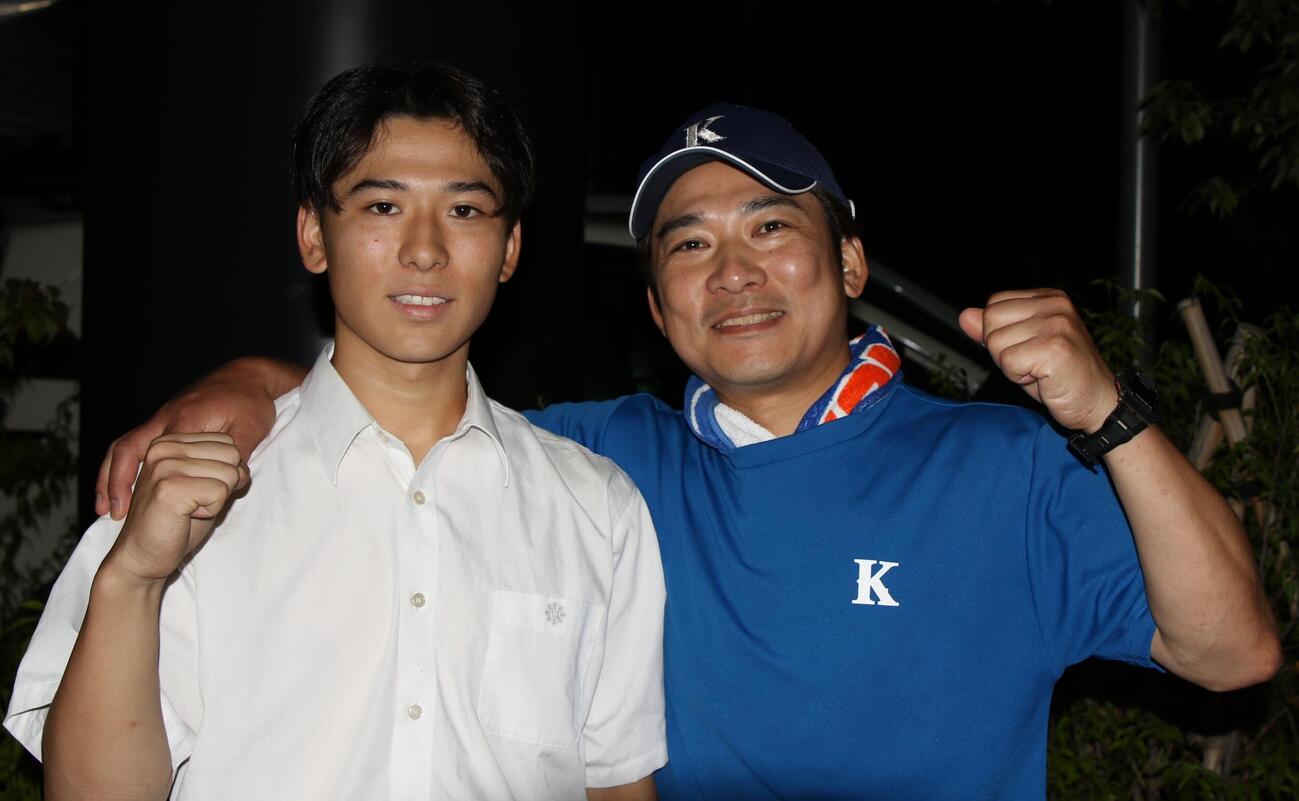 駒大高の父母会会長を務める今村穰さん（右）と息子の龍成（撮影・田島優大）