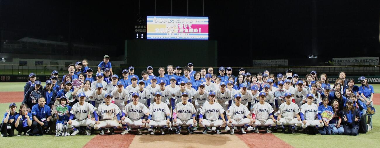 試合後、集合写真を撮影する駒大高の選手と保護者（撮影・田島優大）