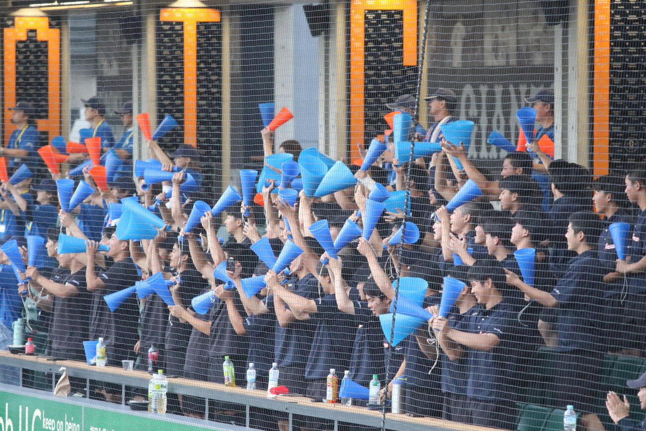 記念試合で3年生に声援を送る駒大高・1、2年生の部員たち（撮影・田島優大）