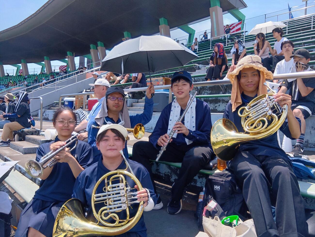 神奈川大会3回戦でスタンドを盛り上げあげた横須賀工吹奏楽部の1年生4人衆（前列左から小川さん、本多さん、後列左から佐々木顧問、坂本さん、加藤さん）