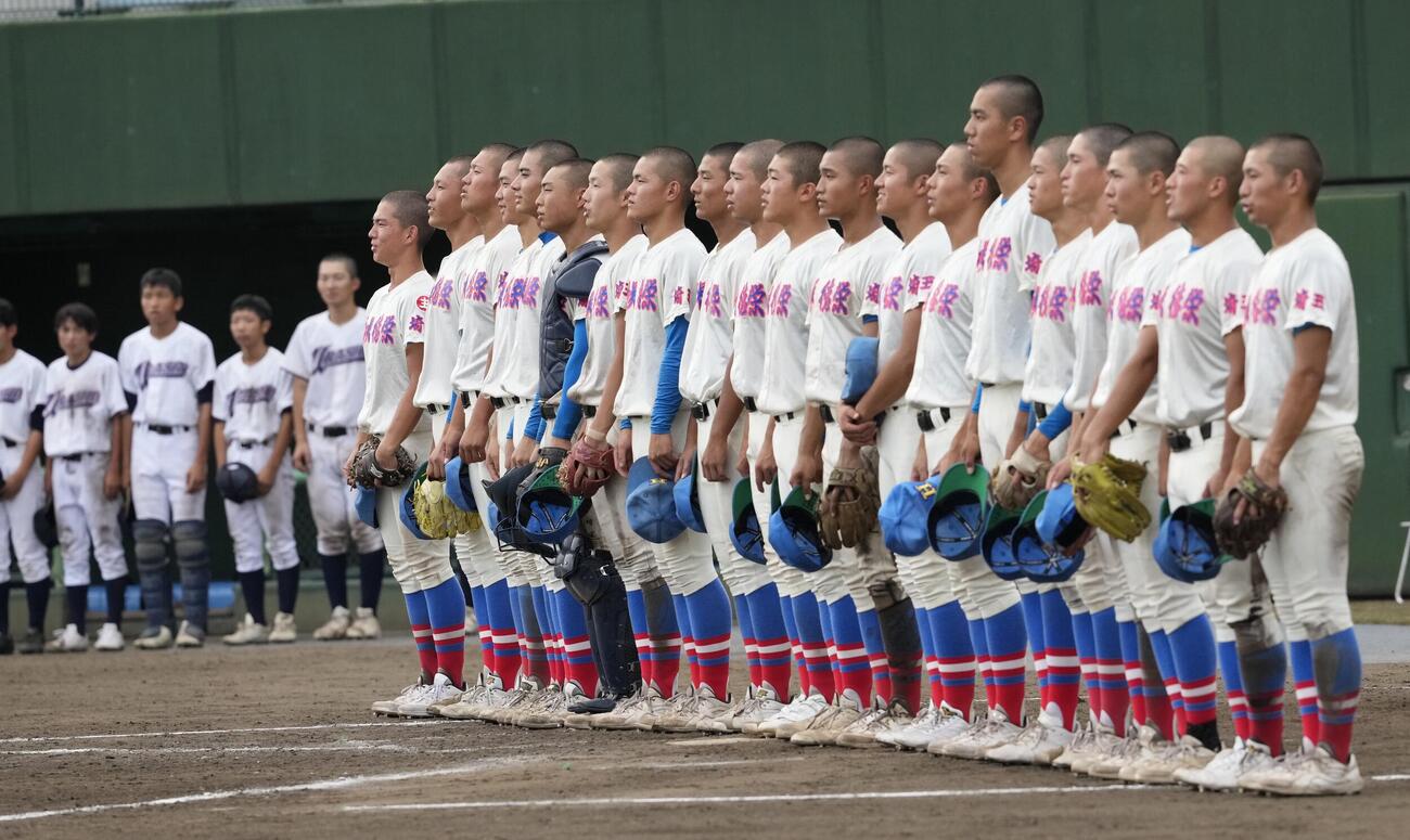浦和商対花咲徳栄　浦和商に勝利し校歌を歌う花咲徳栄の選手たち（撮影・小島史椰）