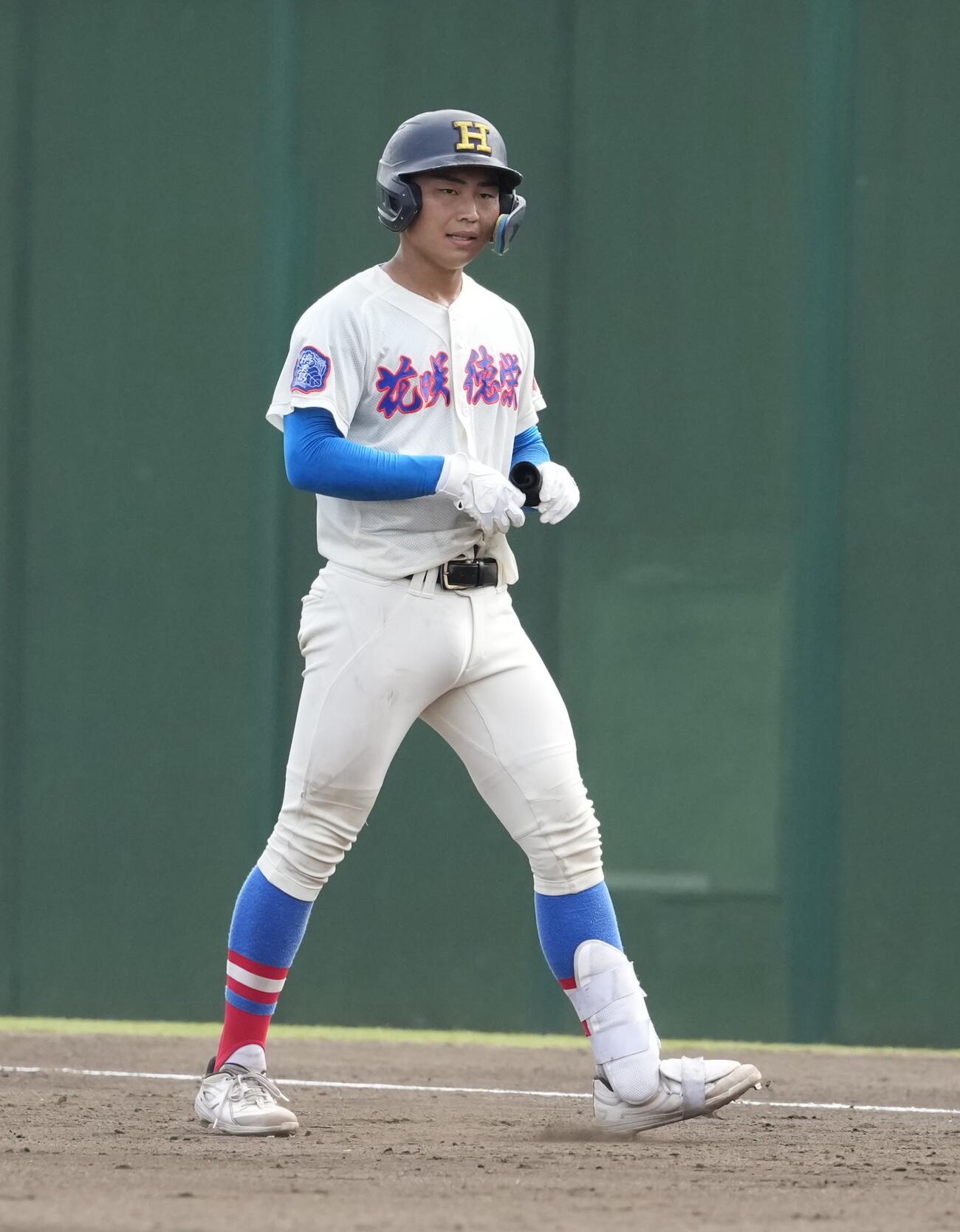 浦和商対花咲徳栄　1回裏花咲徳栄無死一、三塁、2点適時打を放ち出塁する佐伯真聡（撮影・小島史椰）