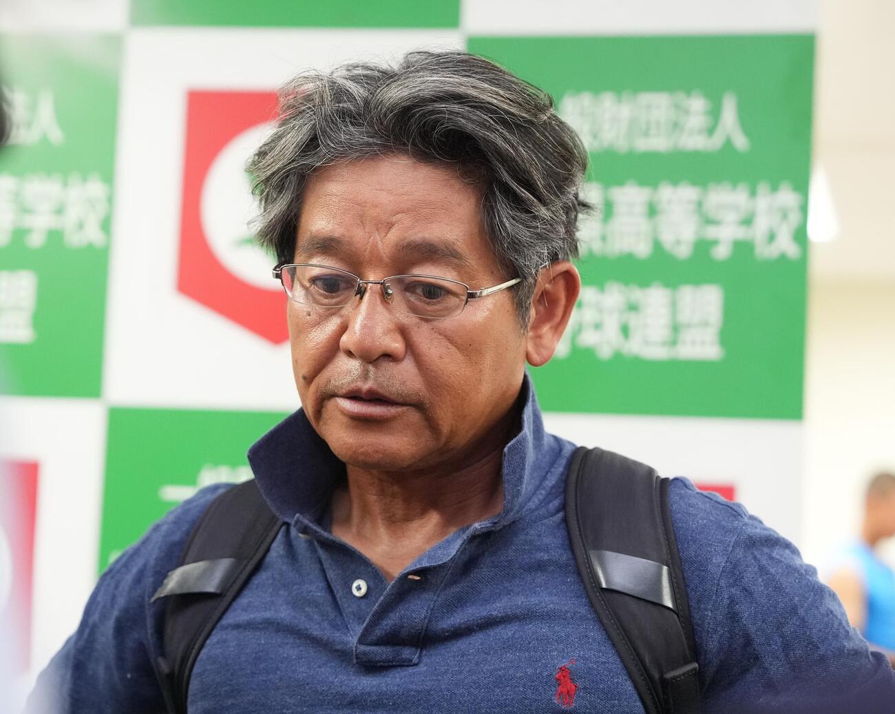 浦和商対花咲徳栄　浦和商に勝利し、囲み取材に応じる花咲徳栄・岩井隆監督（撮影・小島史椰）