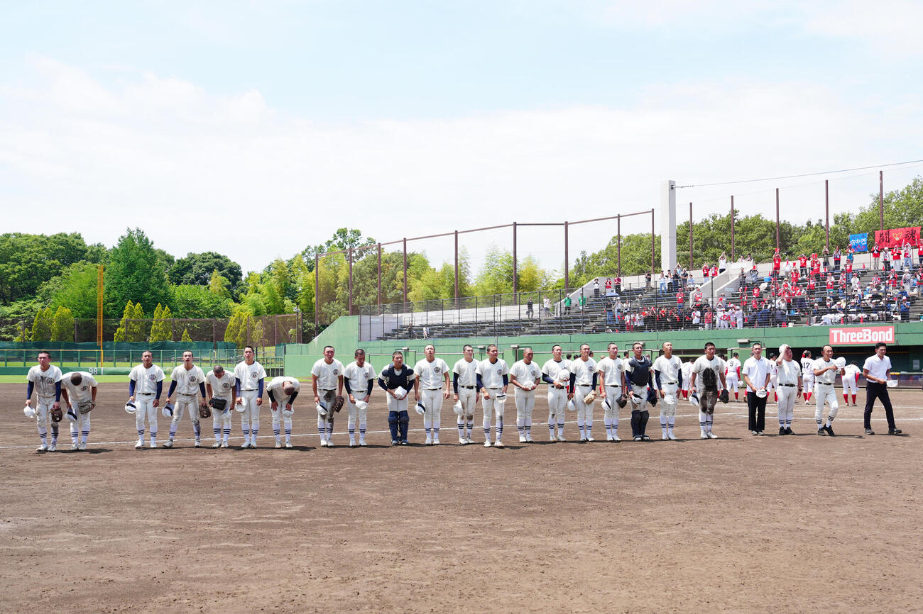 府中西対日大三　府中西に勝利し、応援席へあいさつする日大三の選手たち（撮影・江口和貴）