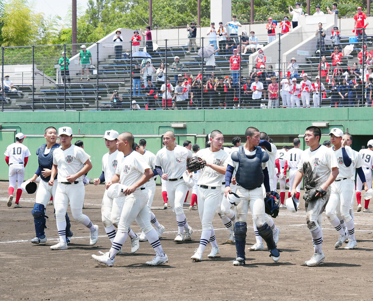 府中西対日大三　府中西に勝利し、応援席へあいさつに向かう日大三の選手たち（撮影・江口和貴）