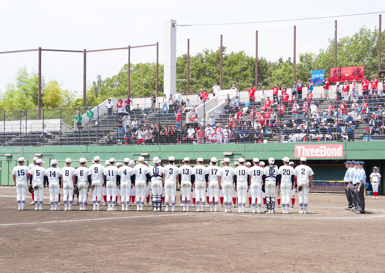 府中西対日大三　府中西に勝利し、あいさつする日大三の選手たち（手前）（撮影・江口和貴）