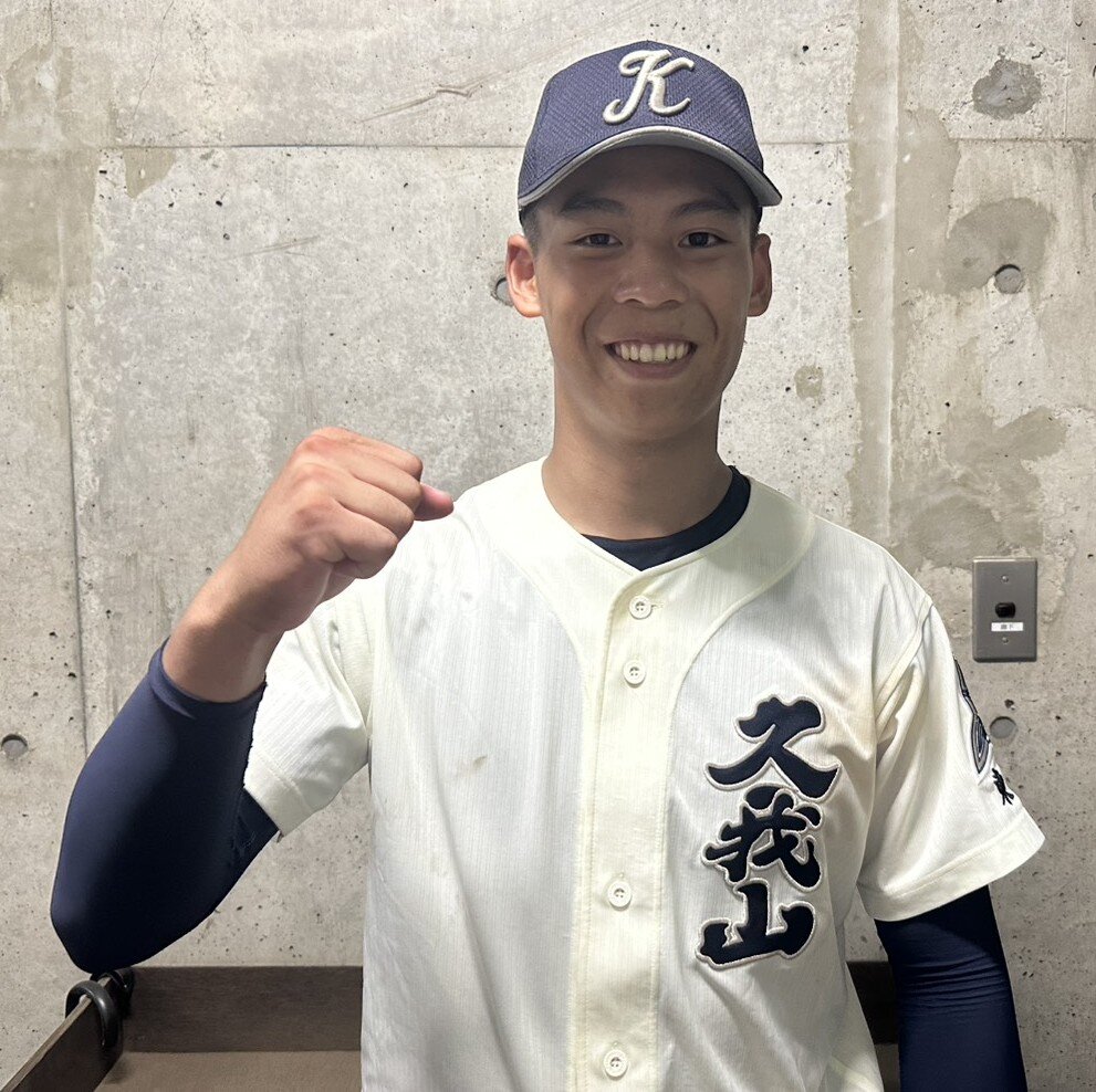 笑顔でガッツポーズする国学院久我山・宮康大朗（撮影・田島優大）