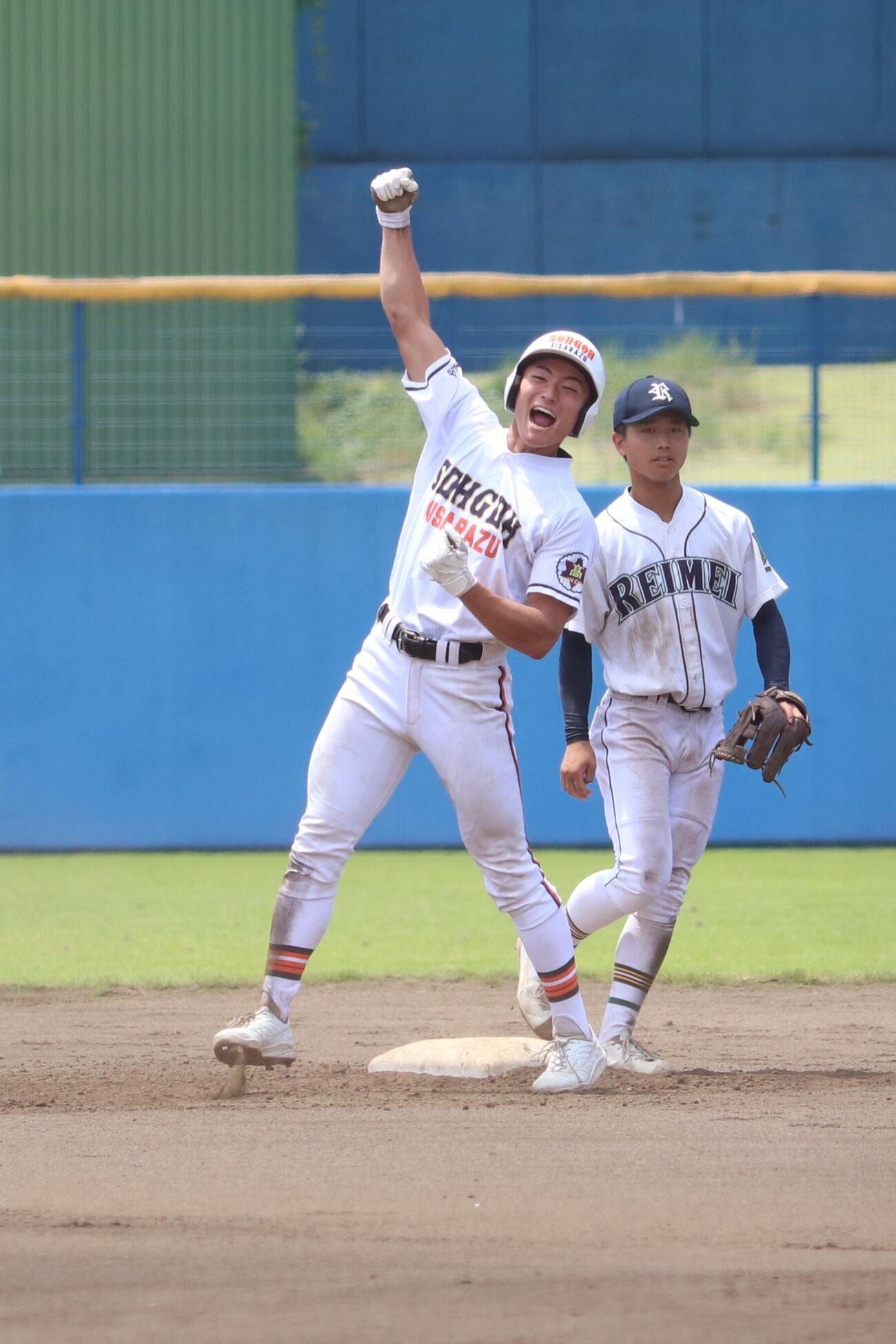 高校野球千葉大会　千葉黎明対木更津総合　6回木更津総合無死満塁、2点適時二塁打を放ちガッツポーズする緒方優友（撮影・服部航大）
