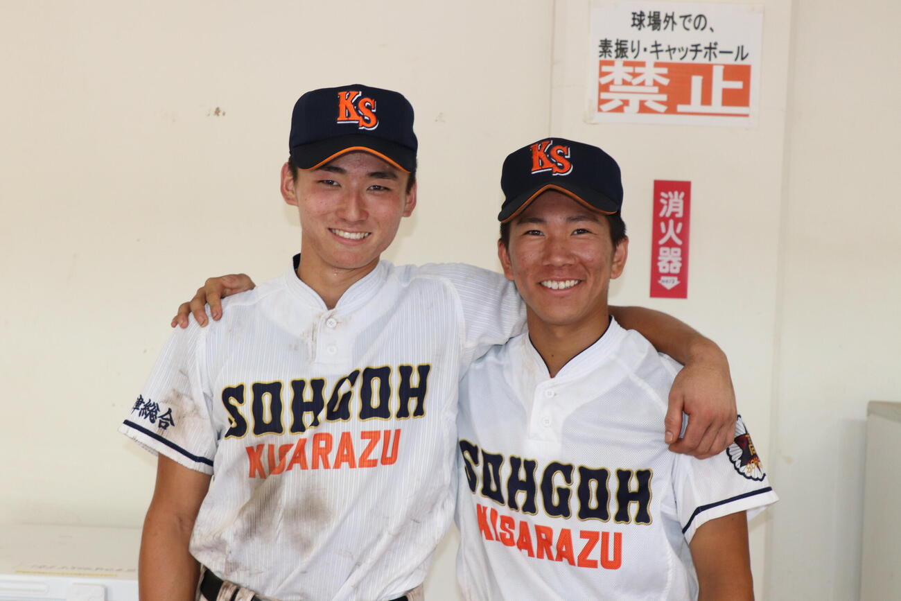 高校野球千葉大会　千葉黎明対木更津総合　試合後、肩を組む木更津総合・吉沢空遵（右）と緒方優友（撮影・服部航大）