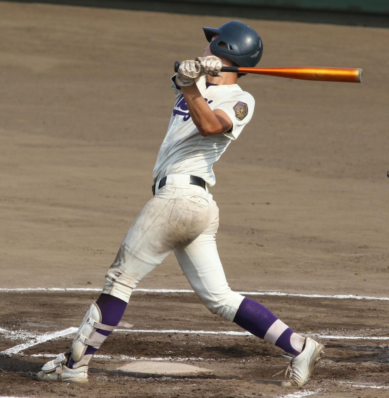 6回、勝ち越しとなる右越え適時二塁打を放つ明大八王子・松井悠真（撮影・田島優大）＝2026年7月14日