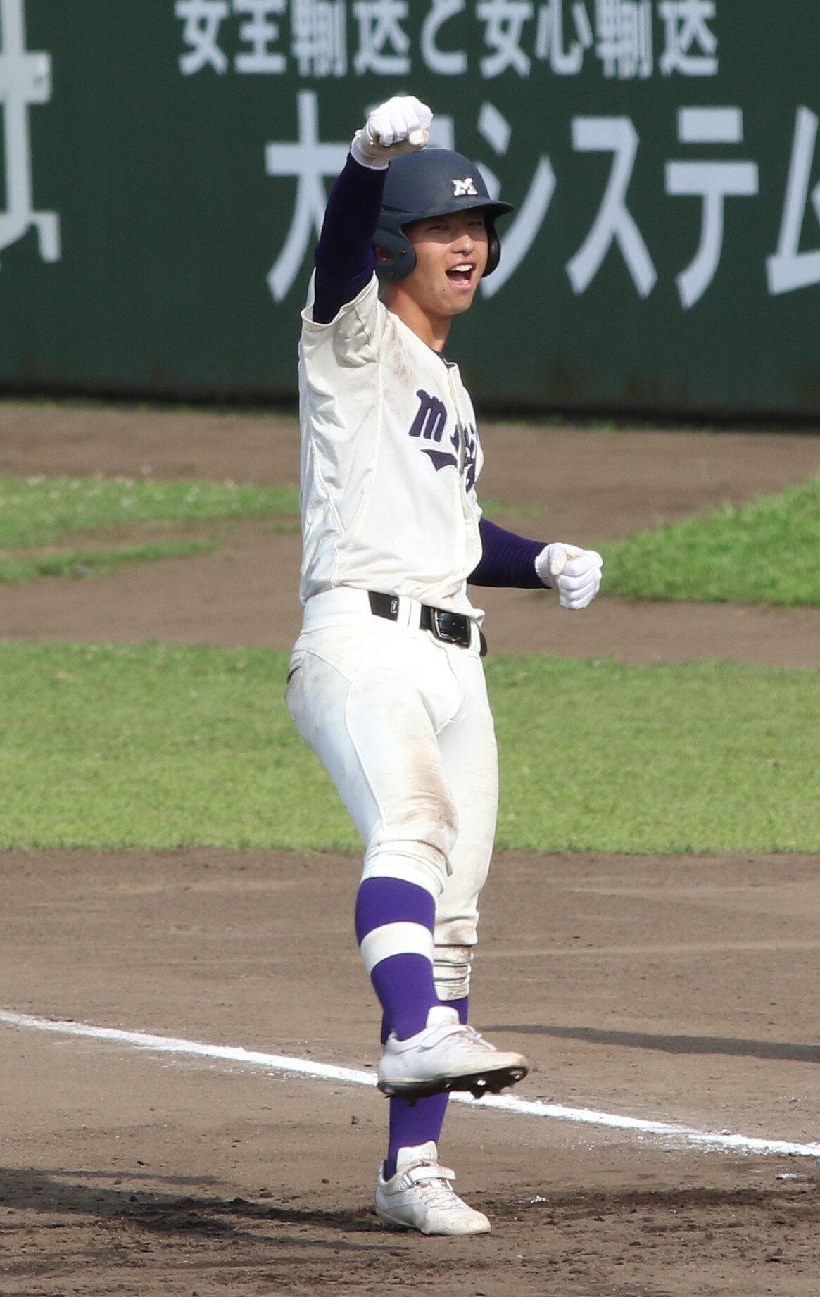 塁上でガッツポーズする明大八王子・前田大成（撮影・田島優大）＝2026年7月14日