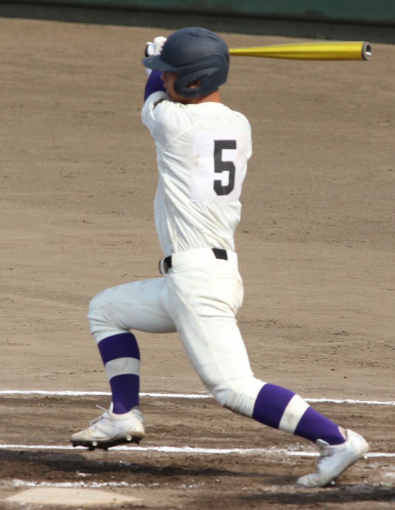 6回、同点となる右前適時打を放つ明大八王子・前田大成（撮影・田島優大）＝2026年月日