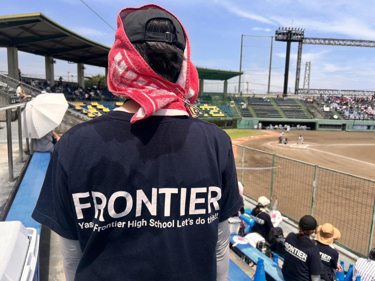 八潮フロンティアの保護者が着るオリジナルTシャツ（撮影・平山連）