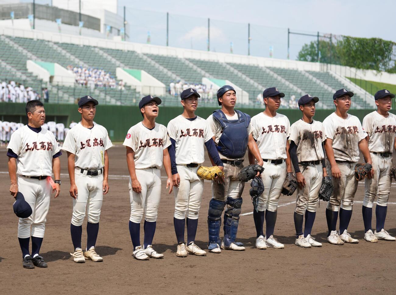 上尾対細田学園　細田学園に勝利しスタンドにあいさつする上尾の選手たち（撮影・小島史椰）