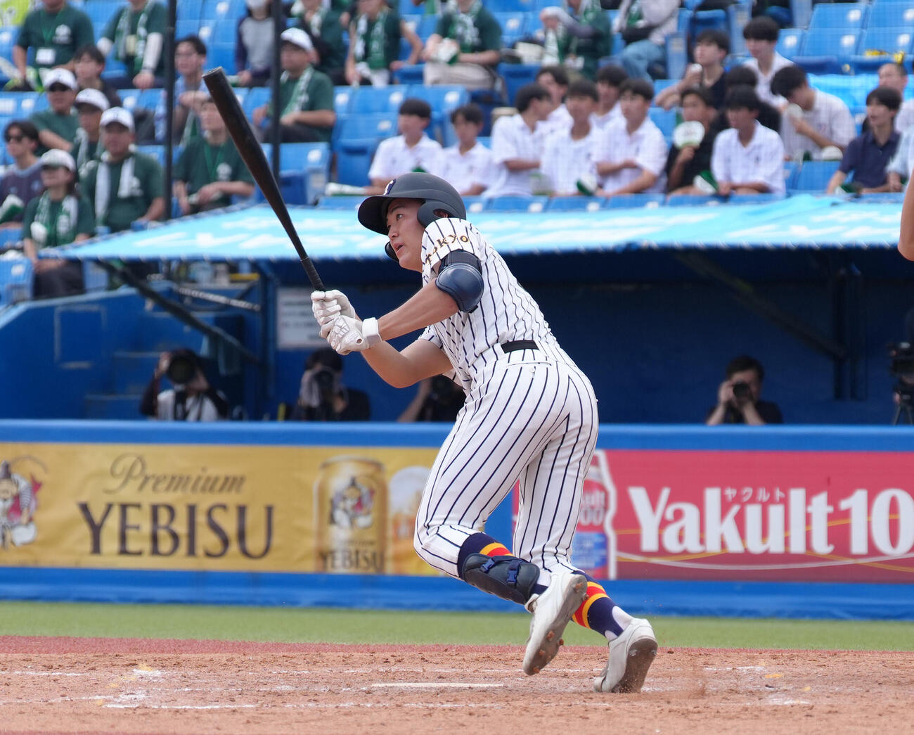 大東大第一対帝京　4回裏帝京1死二、三塁、目代龍之介は2点適時三塁打を放つ（撮影・足立雅史）