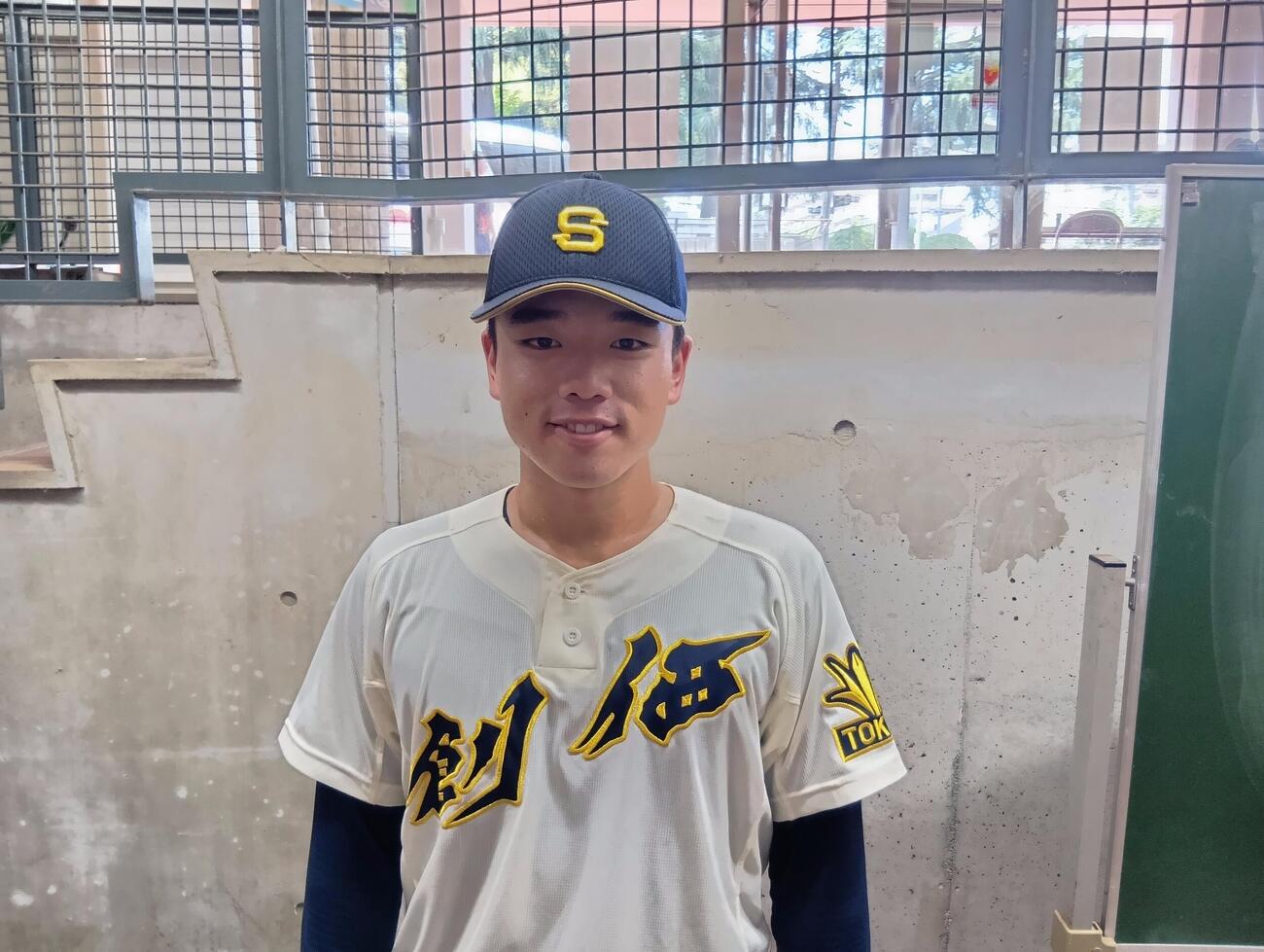 東京学芸大付戦に先発して4回を無失点に抑えた川久保頼太投手（3年）