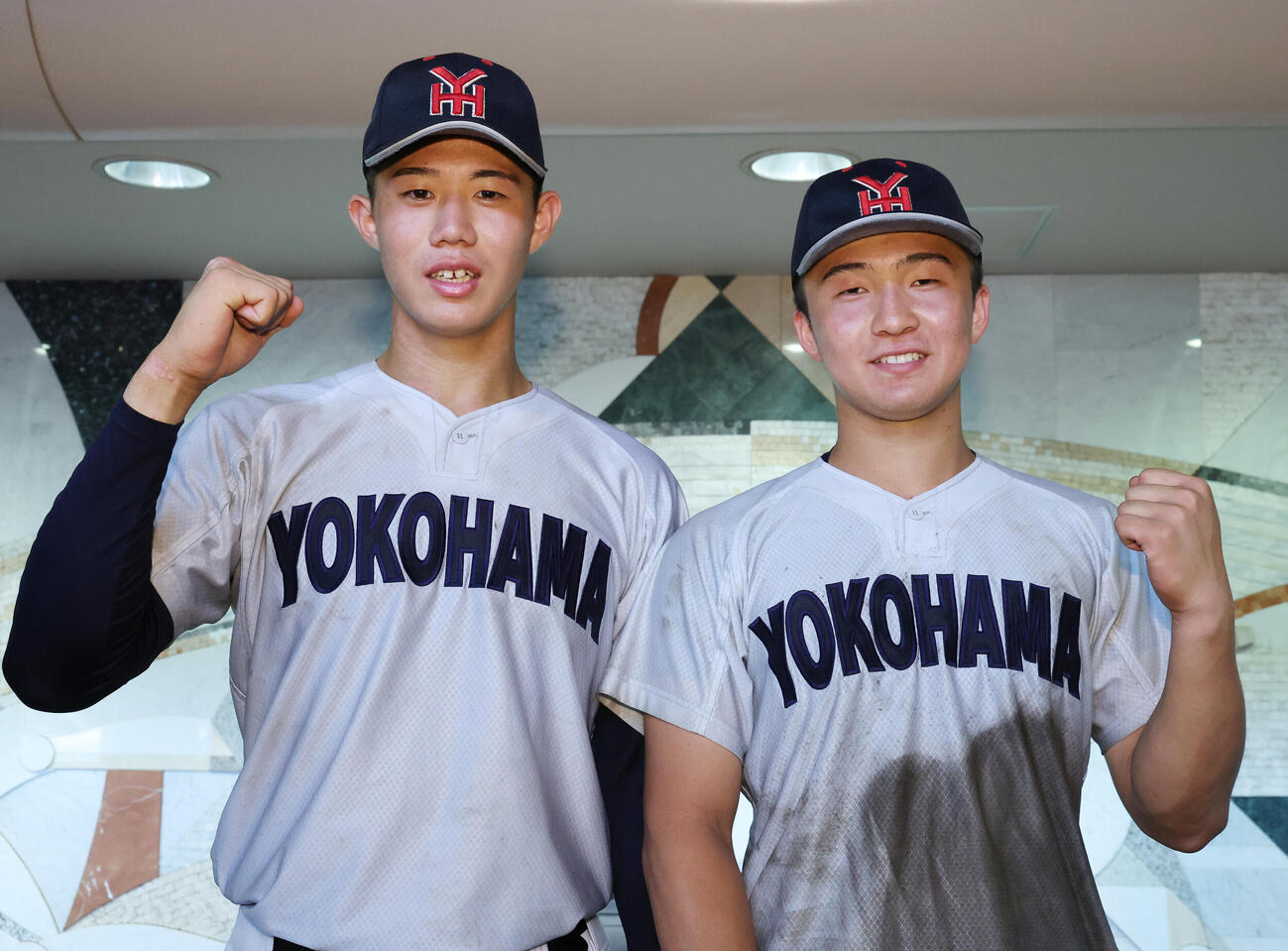 横浜対東海大相模　8回コールド勝ちし笑顔でガッツポーズする横浜・小林鉄三郎（左）と池田聖摩（撮影・宮地輝）