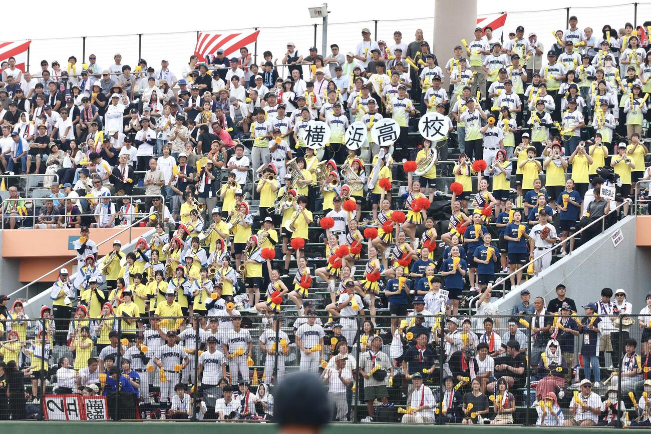 横浜対東海大相模　盛り上がる横浜応援席（撮影・宮地輝）