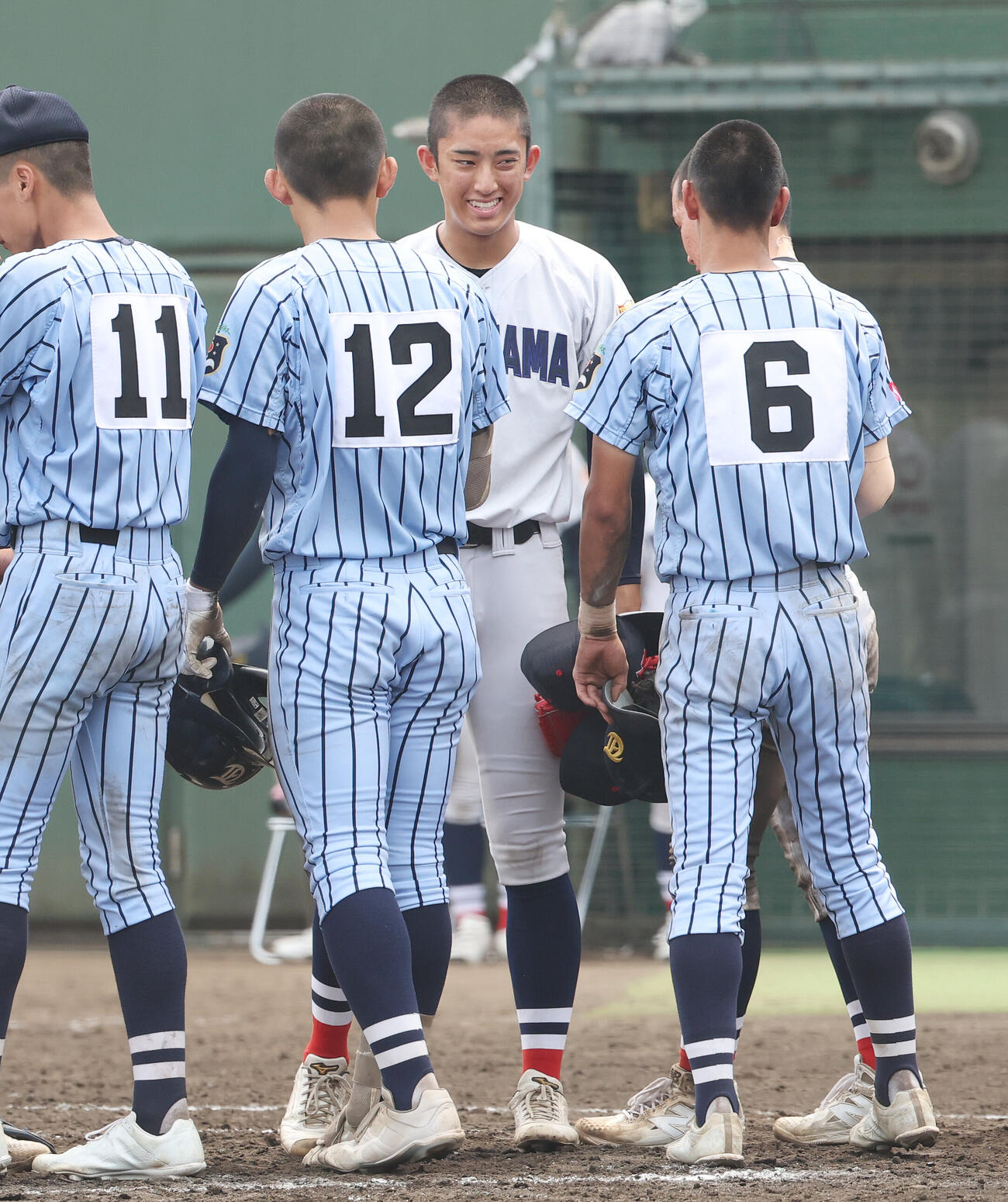 横浜対東海大相模　8回コールド勝ちし東海大相模の選手たちと言葉を交わす横浜・織田翔希（右）（撮影・宮地輝）