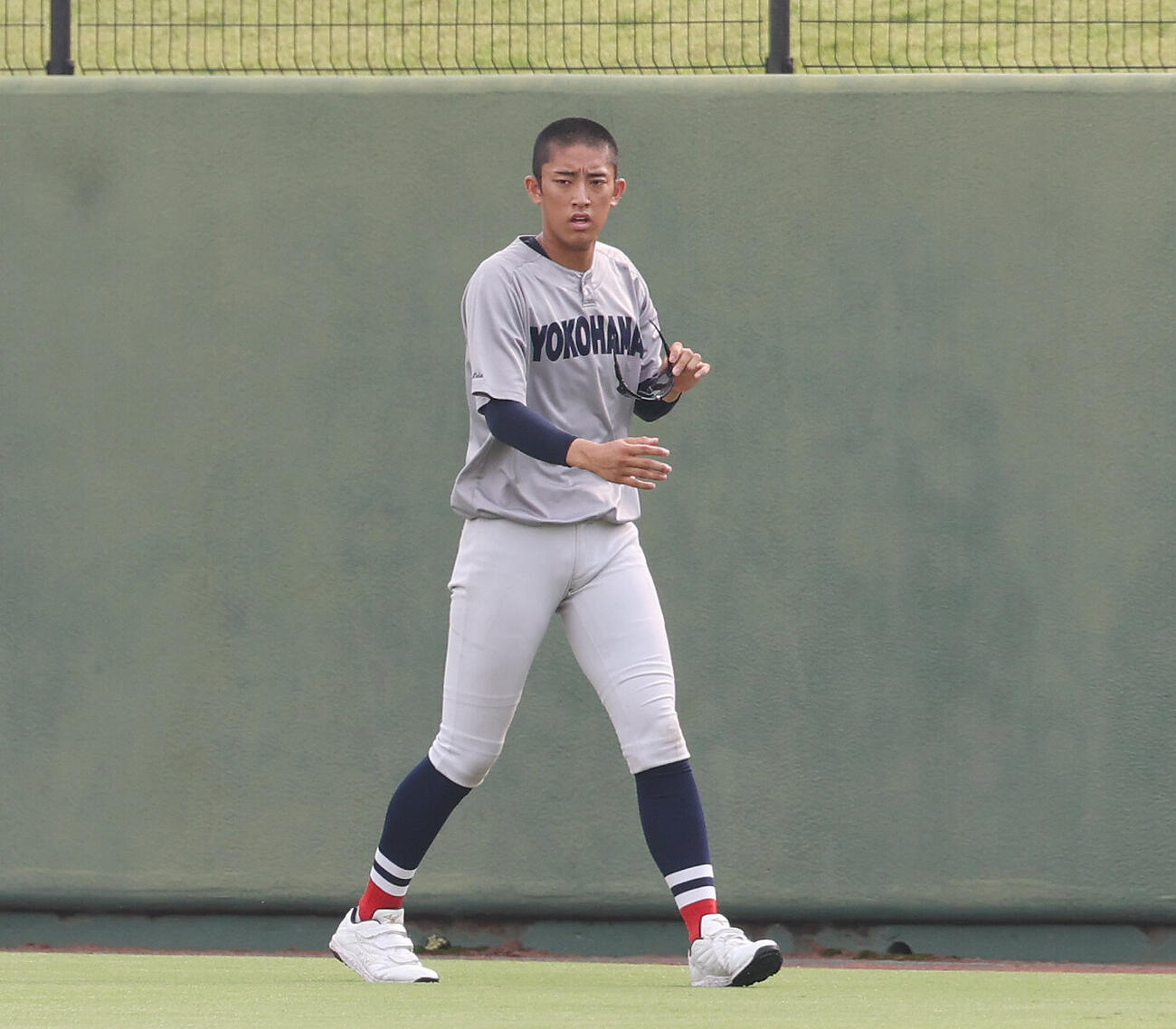 横浜対東海大相模　試合前、調整する横浜・織田翔希（撮影・宮地輝）