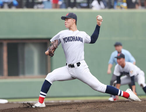 横浜対東海大相模 横浜先発の小林鉄三郎(撮影・宮地輝)