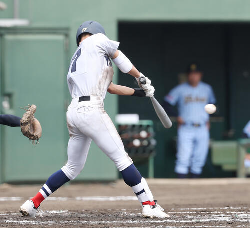 横浜対東海大相模 2回表横浜2死満塁、適時打を放つ小林大雅(撮影・宮地輝)