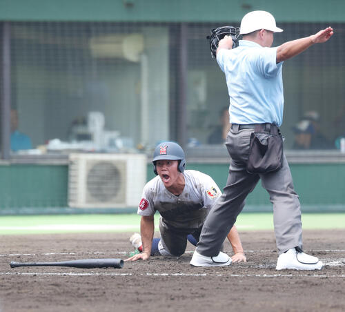 横浜対東海大相模 8回表横浜2死満塁、暴投の間に生還した小野舜友(撮影・宮地輝)