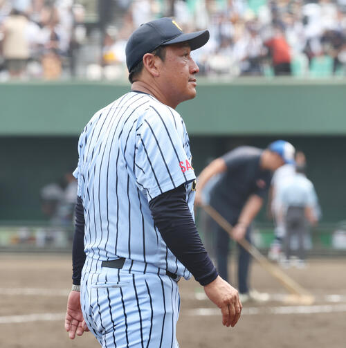 横浜対東海大相模 敗れて引き揚げる東海大相模・原俊介監督(撮影・宮地輝)