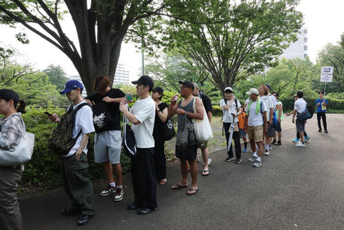 横浜対東海大相模 入場券を求め長蛇の列ができるサーティーフォー保土ケ谷球場(撮影・宮地輝)