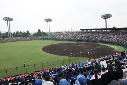 横浜対東海大相模 多くの観客で埋まるサーティーフォー保土ケ谷球場(撮影・宮地輝)
