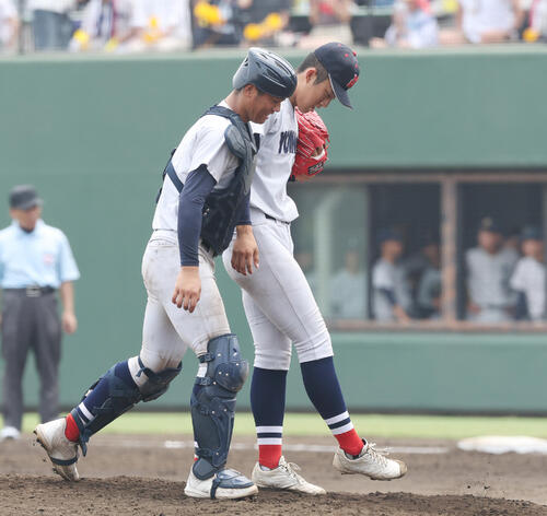 横浜対東海大相模 8回裏東海大相模2死、脇山魁音(左)と言葉を交わす織田翔希(撮影・宮地輝)