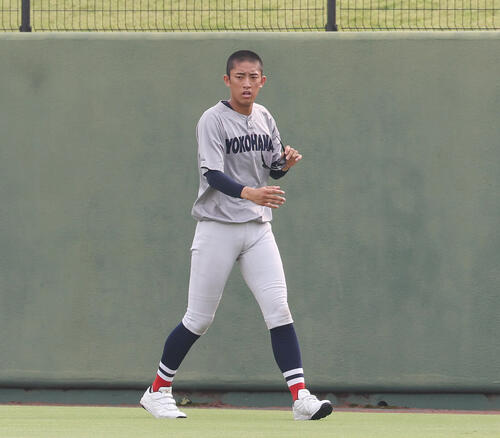横浜対東海大相模 試合前、調整する横浜・織田翔希(撮影・宮地輝)