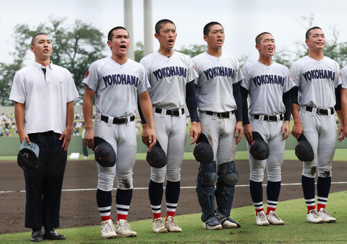 横浜対東海大相模 試合前、スタンドの応援席にあいさつする横浜・織田翔希(中央左)ら(撮影・宮地輝)