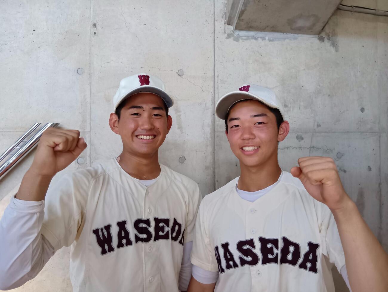 西東京大会3回戦でコールド勝ちした早実のエース小俣颯汰投手と西村悟志主将はガッツポーズ
