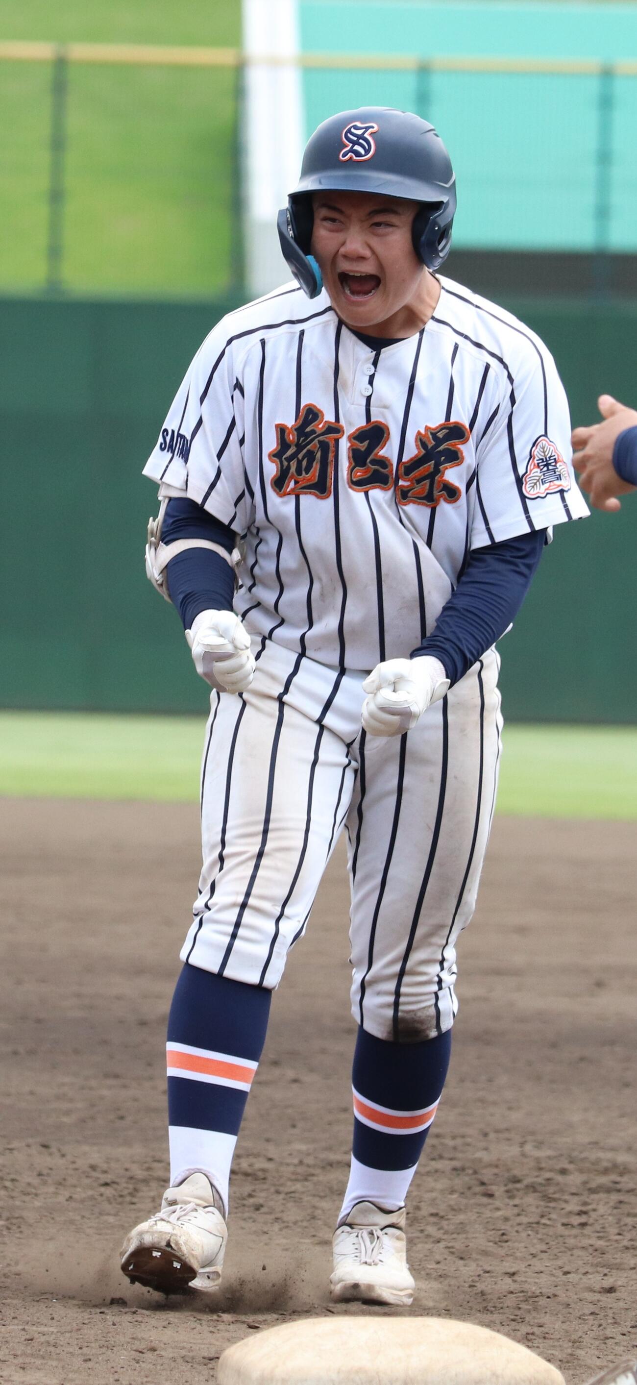 第108回全国高校野球埼玉大会　3回戦　市立川越対埼玉栄　3回裏2死満塁、中前への2点適時打を放ち喜ぶ埼玉栄・川口丈（撮影・会田京叶）