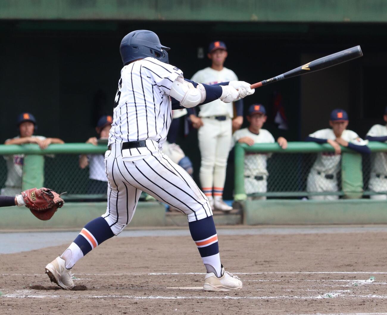第108回全国高校野球埼玉大会　3回戦　市立川越対埼玉栄　3回裏2死満塁、中前への2点適時打を放つ埼玉栄・川口丈（撮影・会田京叶）