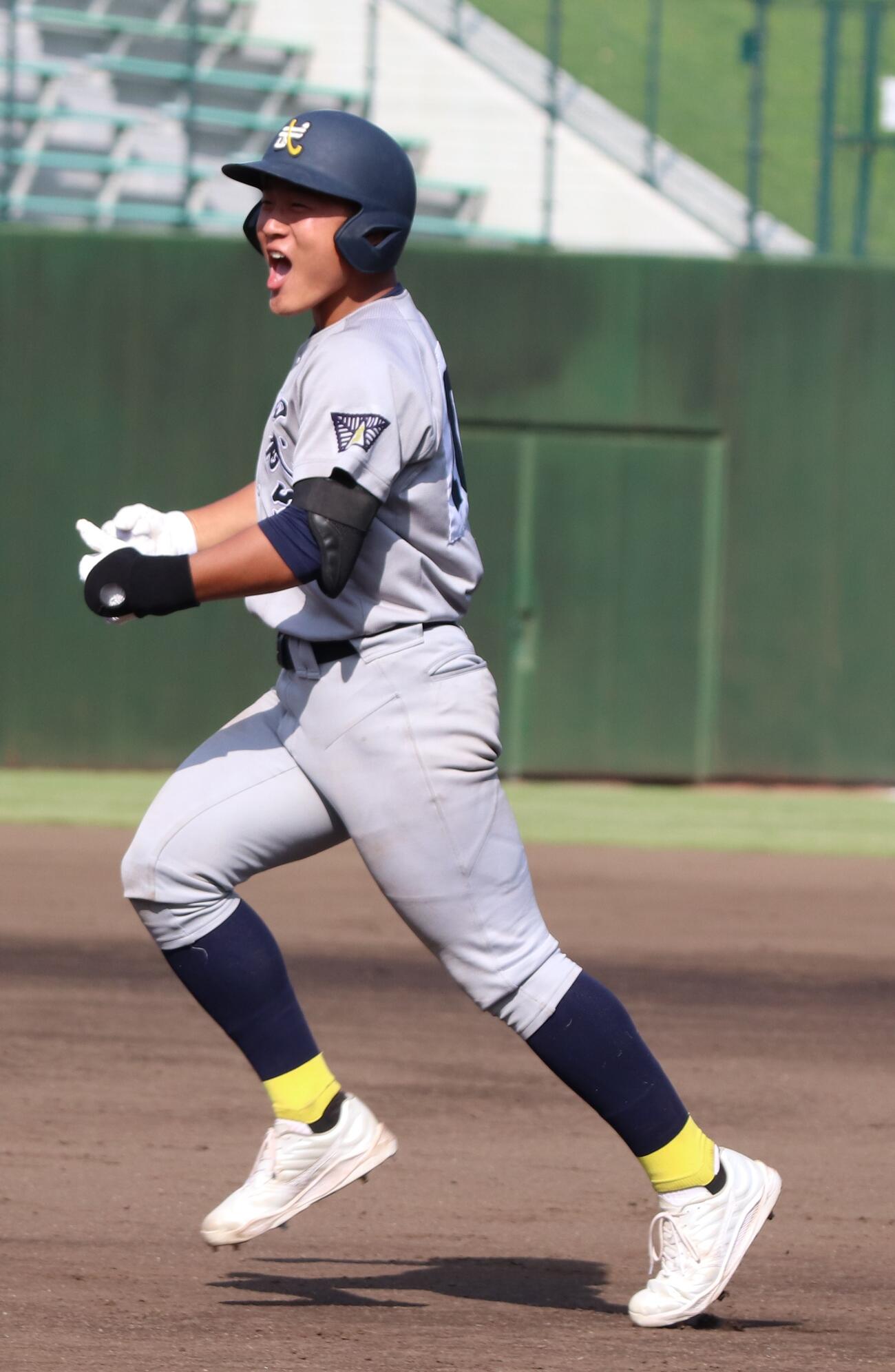 第108回全国高校野球埼玉大会　3回戦　大宮南対西武台　5回裏2死満塁中前適時打を放ち喜ぶ、西武台・竹花慎之佑（撮影・会田京叶）