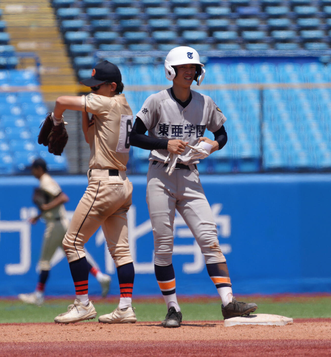 東亜学園対王子総合　9回表東亜学園2死一、三塁、適時二塁打を放った荒井哉汰（右）（撮影・足立雅史）