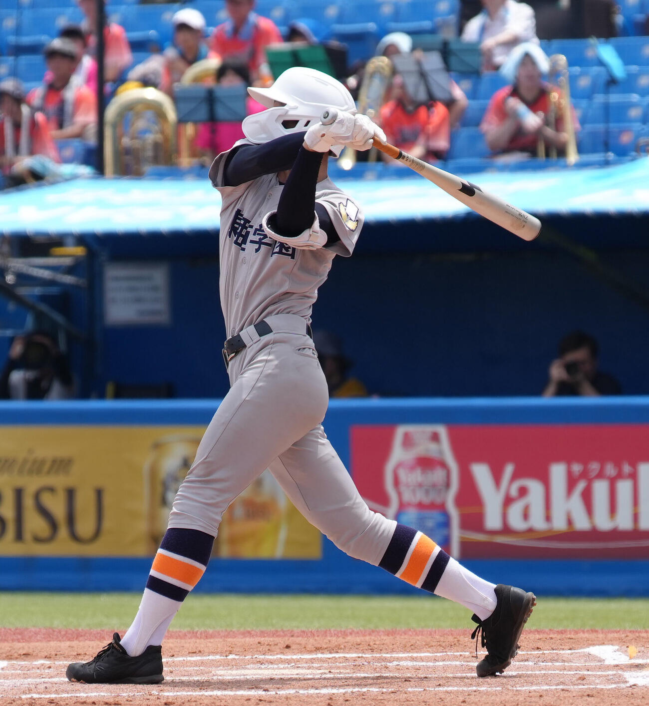 東亜学園対王子総合　1回表東亜学園1死一、三塁、荒井哉汰は先制の右犠飛を放つ（撮影・足立雅史）