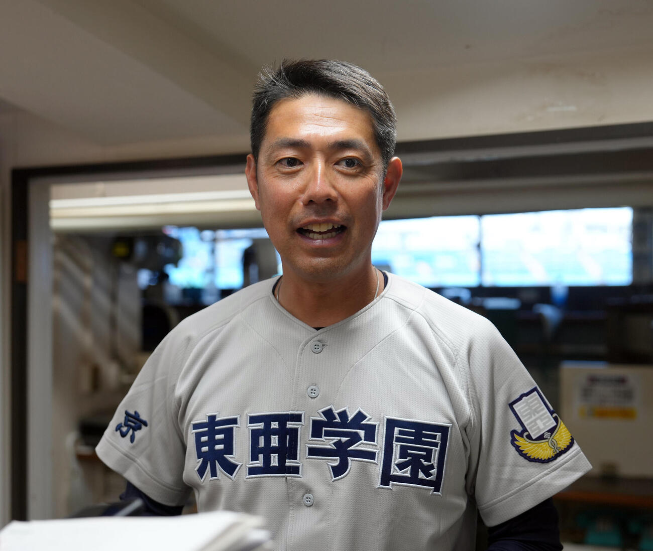 東亜学園対王子総合　試合後、取材に応じる東亜学園・武田朝彦監督（撮影・足立雅史）