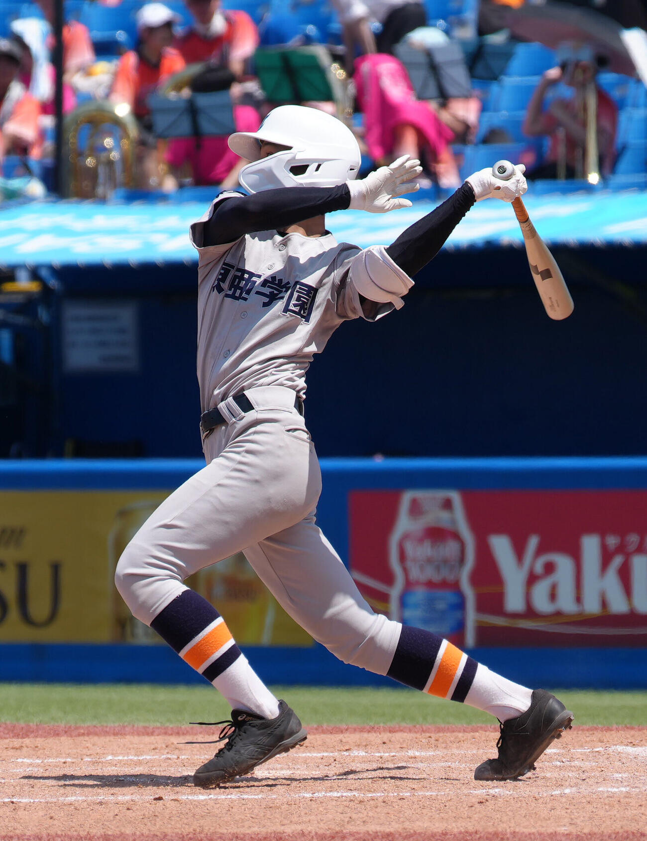 東亜学園対王子総合　9回表東亜学園2死一、三塁、適時二塁打を放つ荒井哉汰（撮影・足立雅史）