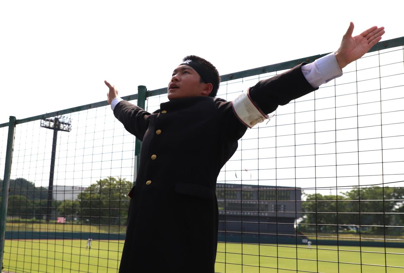 第108回全国高校野球埼玉大会　3回戦　熊谷工対県浦和　スタンドからエールを送る県浦和応援団長・齋藤悠生（撮影・会田京叶）