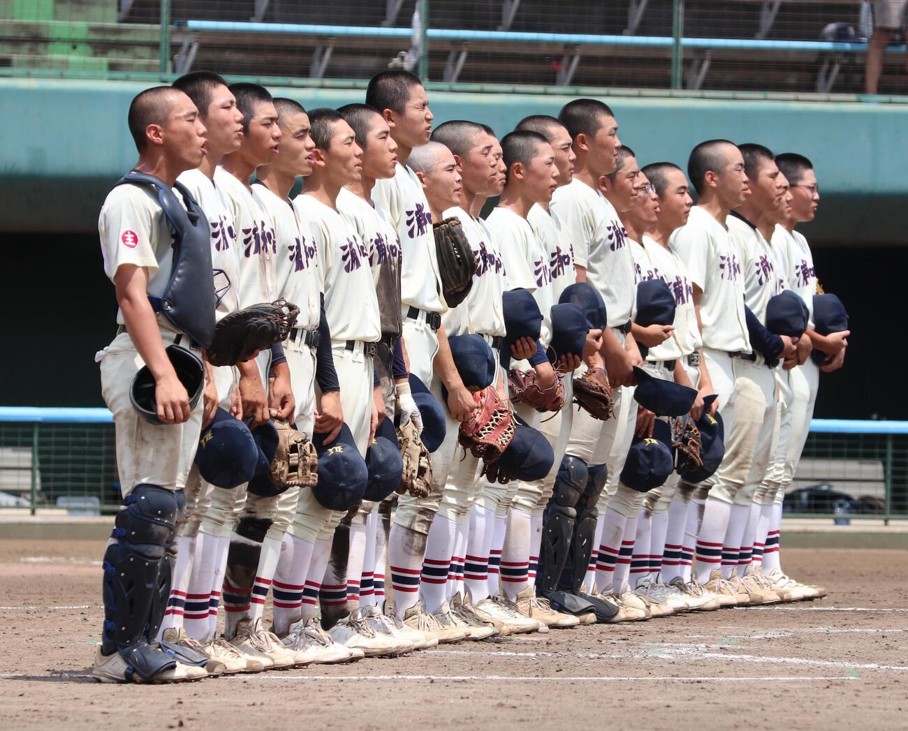 第108回全国高校野球埼玉大会　3回戦　熊谷工対県浦和　試合後校歌を歌う県浦和の選手たち（撮影・会田京叶）