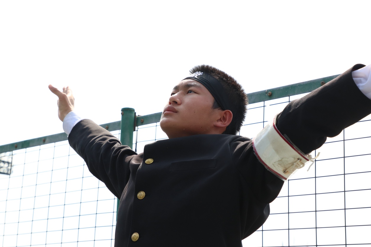 第108回全国高校野球埼玉大会　3回戦　熊谷工対県浦和　スタンドからエールを送る県浦和応援団長・齋藤悠生（撮影・会田京叶）